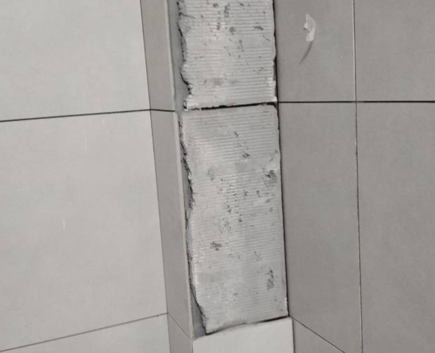 尉犁瓷砖空鼓维修公司分享下瓷砖施工前基层浇水润湿程度不足，可能导致以下问题